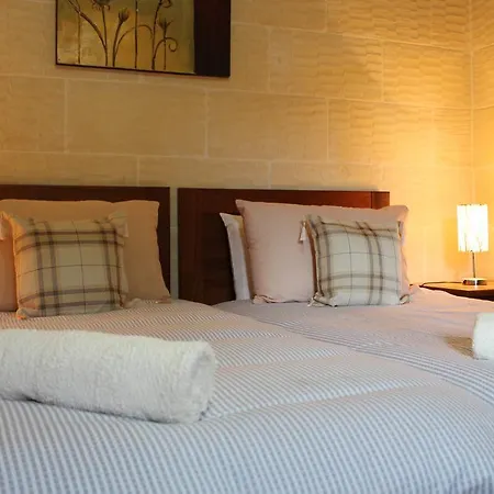 Sardinella לינה וארוחת בוקר